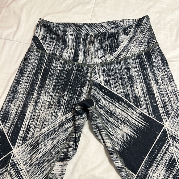 Lululemon capri leggings size 4 - Picture 3 of 7